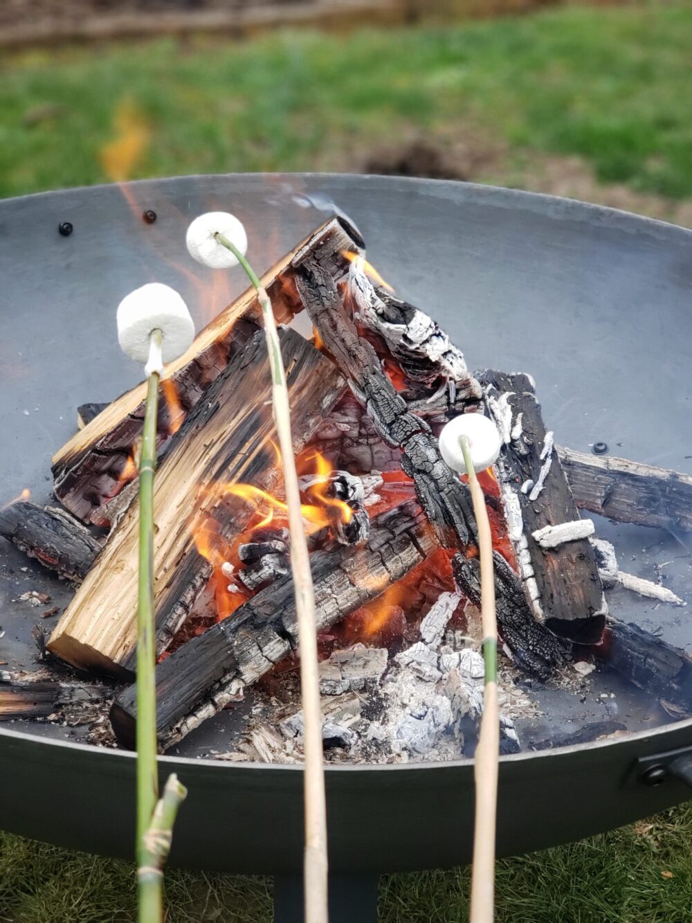 how to build a fire in a fire pit