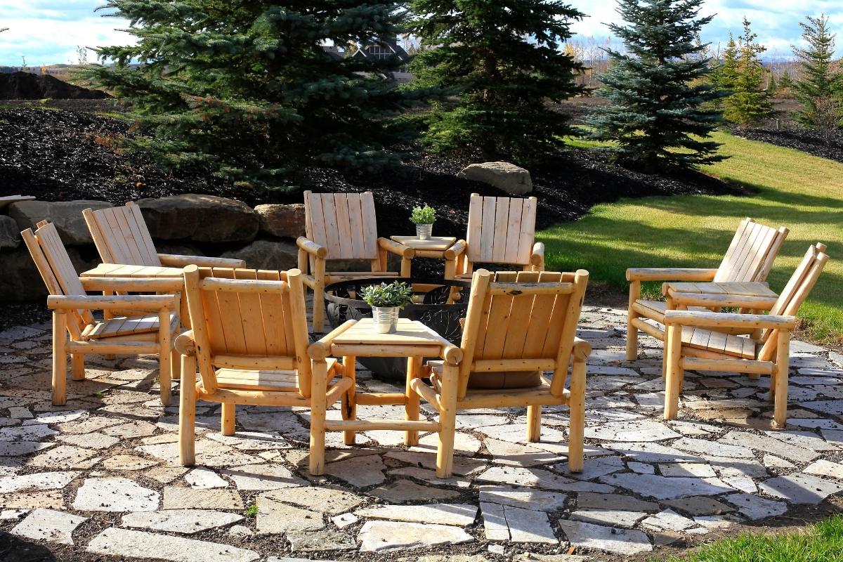 outdoor chairs around fire pit