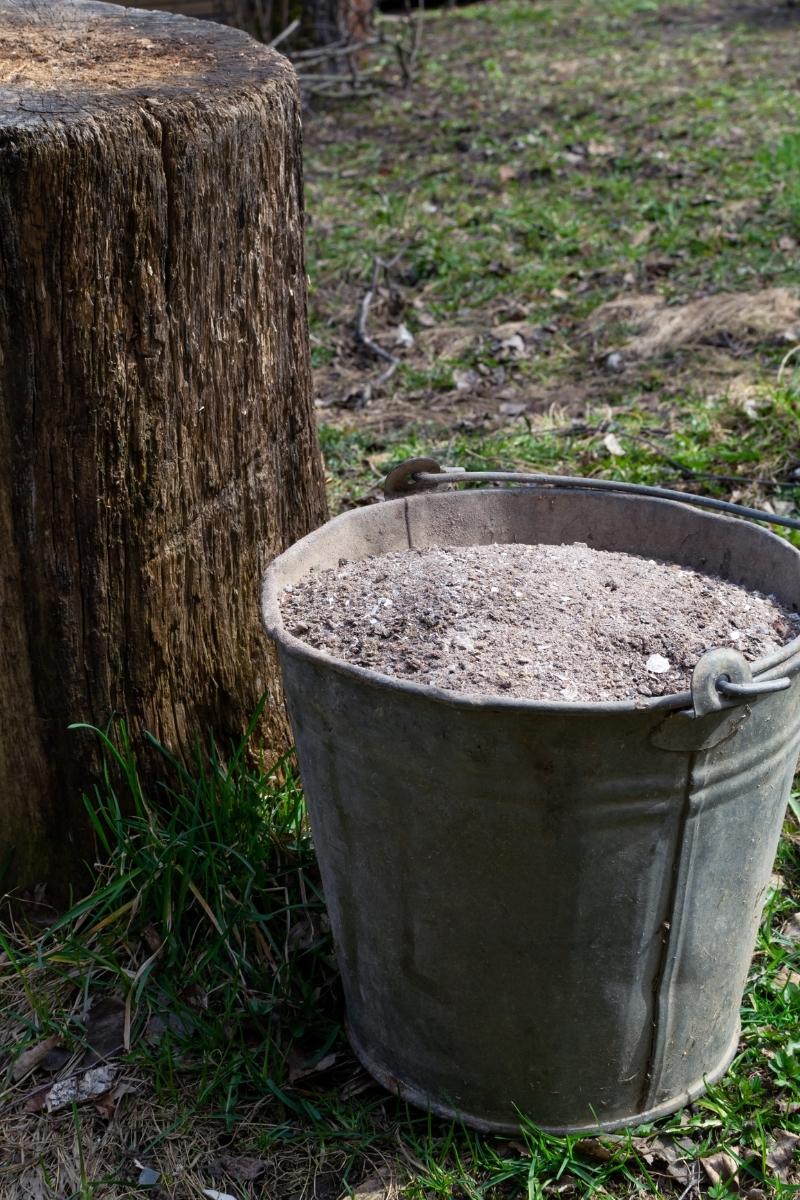 metal ash bucket with lid