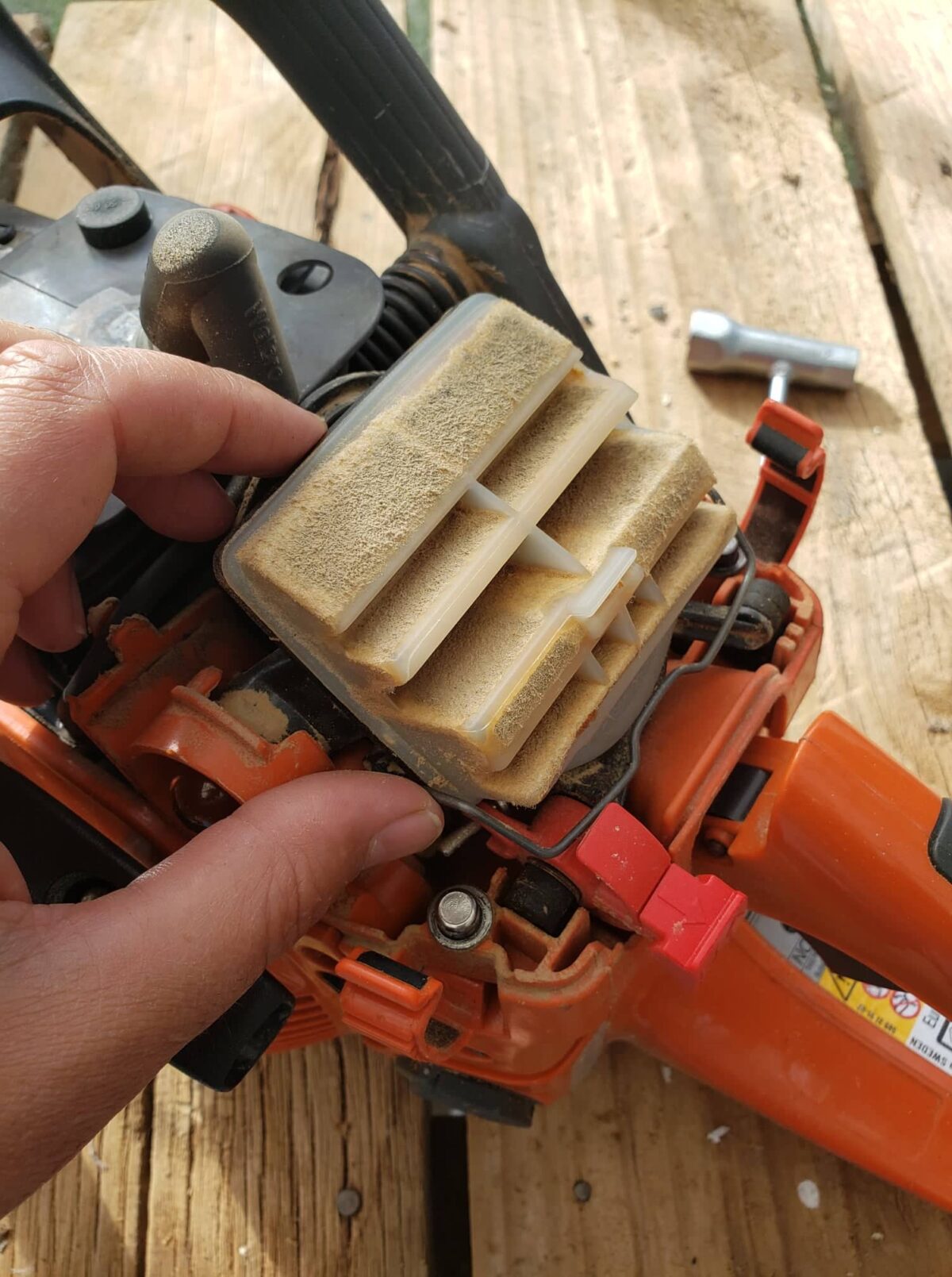 remove chainsaw air filter