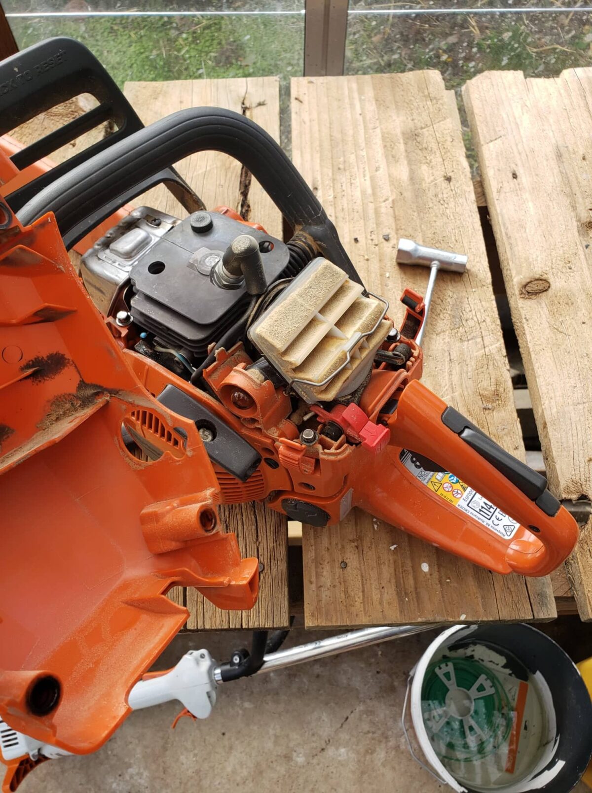 how to remove chainsaw air filter